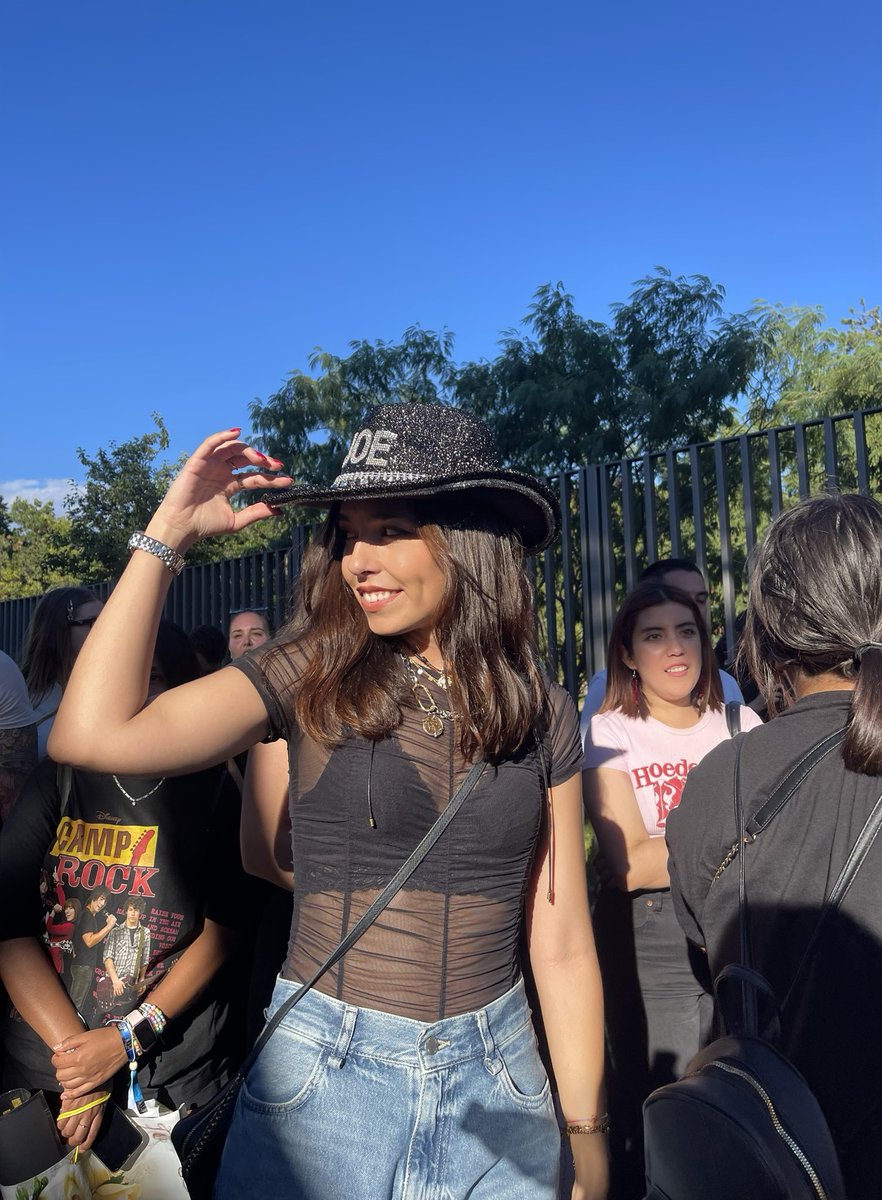 Laura ✴︎ tweet media