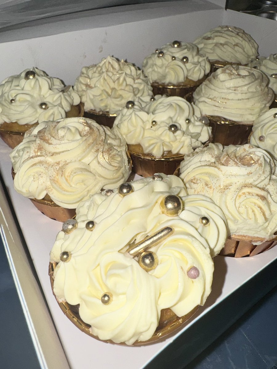 PuddasMaDee's tweet photo. Lemony goodness 🍋🧁‼️ Lemon curd filling with lemon buttercream giving Boss Lady vibes.
#puckerup💋 #sournsweet🍋🍭 #tahdahcakesbda🎂👩🏾🍳🇧🇲 #celebrationmagic🎉🪄 #cupcakemadness🧁🧁 https://t.co/32SuKpnB0n