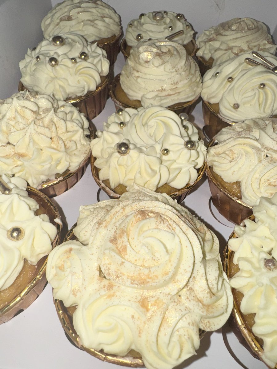 PuddasMaDee's tweet photo. Lemony goodness 🍋🧁‼️ Lemon curd filling with lemon buttercream giving Boss Lady vibes.
#puckerup💋 #sournsweet🍋🍭 #tahdahcakesbda🎂👩🏾🍳🇧🇲 #celebrationmagic🎉🪄 #cupcakemadness🧁🧁 https://t.co/32SuKpnB0n