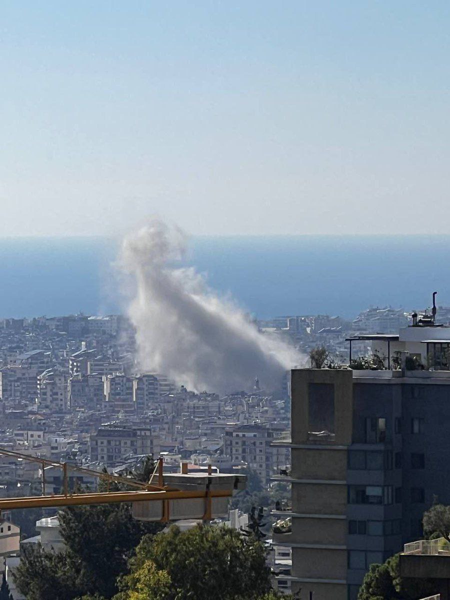 TeslaDogs's tweet photo. Footage of today's strike on a building in Beirut, which killed the head of the unmanned forces of the Lebanese militant group Hezbollah.
Three guided missiles were launched from the F-35I Adir fighter.
#Lebanon #Beirut #AbuSaleh killed by #F35IAdir https://t.co/d0OJ99O0u2