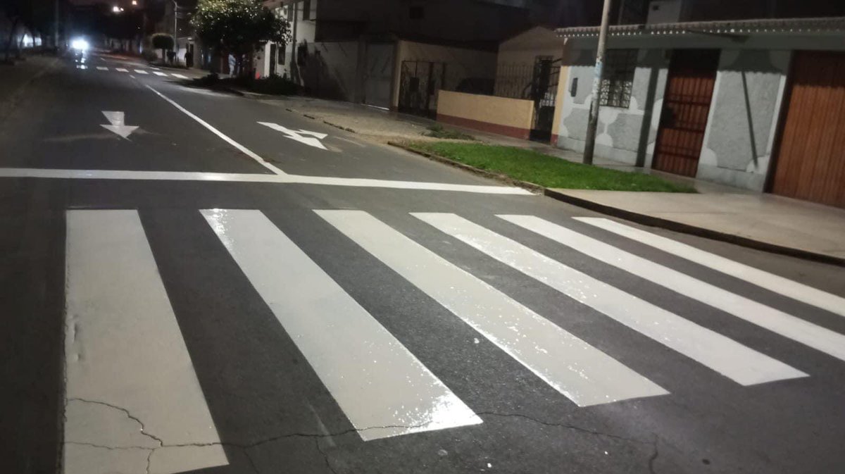 MPT_Trujillo's tweet photo. El equipo de señalización de la Gerencia de Transporte realiza su segunda intervención en el Colegio María Negrón, marcando pistas, sardineles y gibas, e instalando tachas para mejorar la seguridad de los estudiantes. 🚧👧👦
#TrujilloAvanza
#MarioReyna
Alcalde. https://t.co/jDmDwZDQph