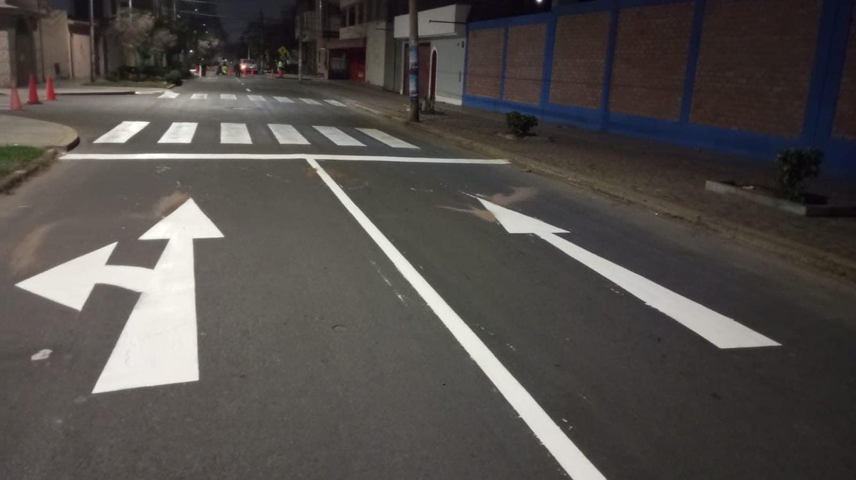MPT_Trujillo's tweet photo. El equipo de señalización de la Gerencia de Transporte realiza su segunda intervención en el Colegio María Negrón, marcando pistas, sardineles y gibas, e instalando tachas para mejorar la seguridad de los estudiantes. 🚧👧👦
#TrujilloAvanza
#MarioReyna
Alcalde. https://t.co/jDmDwZDQph
