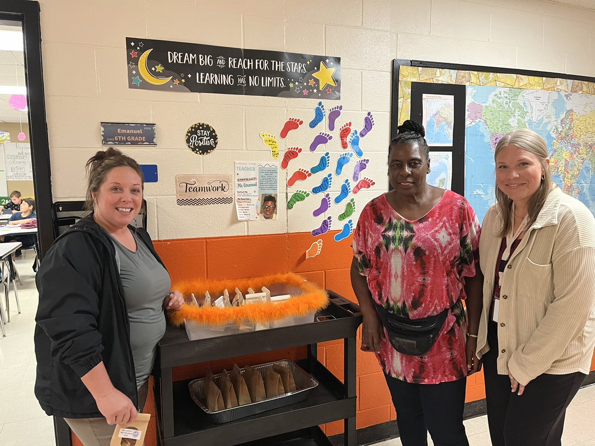 WestwoodISD's tweet photo. We enjoyed surprising our amazing staff yesterday with a sweet treat! 🧡🧡🧡
“We would be MUFFIN without you!”
#wwway #falltreat #staffappreciation #wisd #pumpkinspice https://t.co/XQQequSXsi