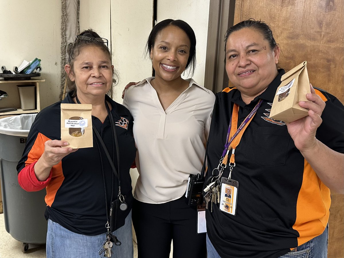 WestwoodISD's tweet photo. We enjoyed surprising our amazing staff yesterday with a sweet treat! 🧡🧡🧡
“We would be MUFFIN without you!”
#wwway #falltreat #staffappreciation #wisd #pumpkinspice https://t.co/XQQequSXsi