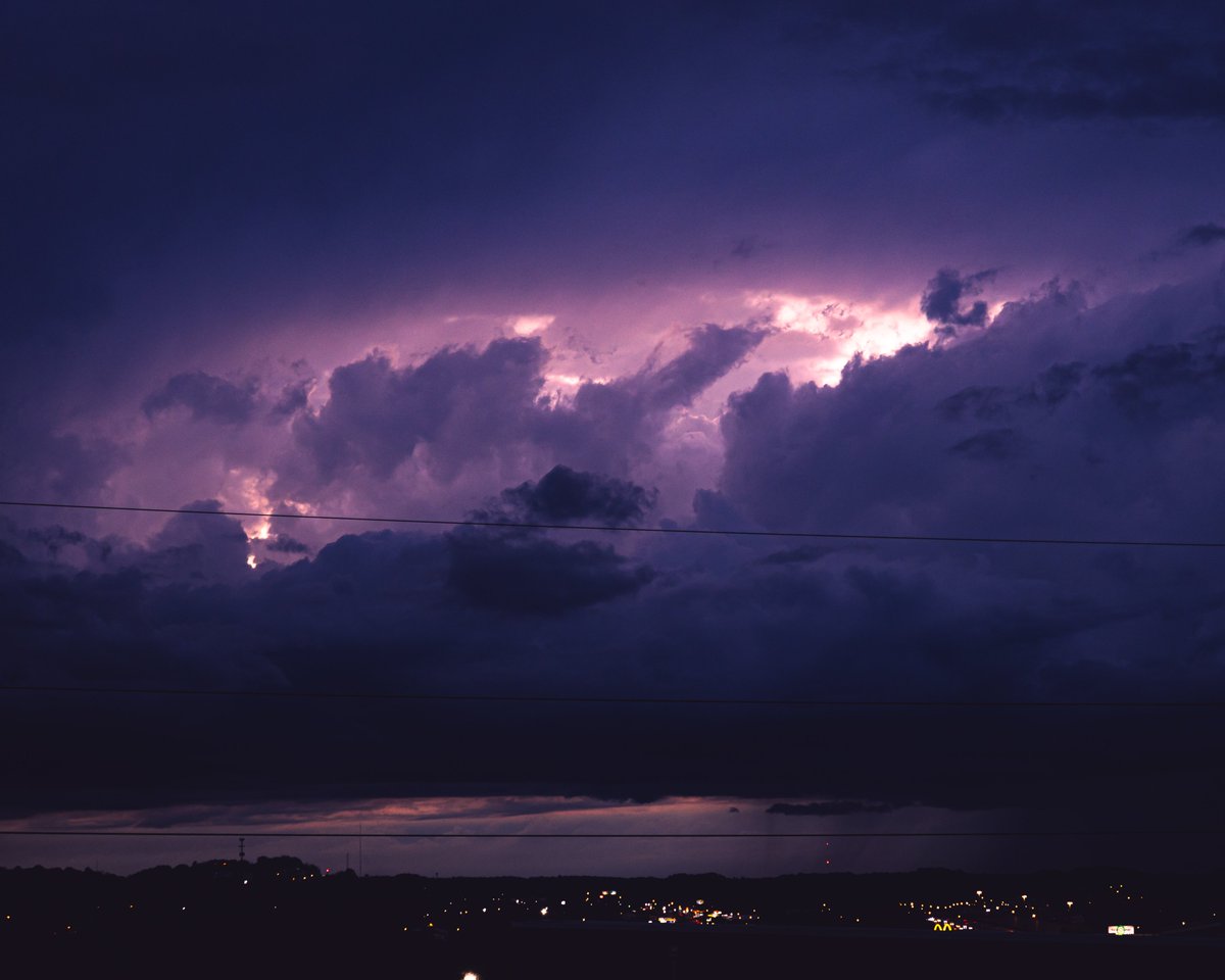 ItsWadeEvans's tweet photo. skies over nashville 09.26.2024_7pm https://t.co/UUYuzg9bf0