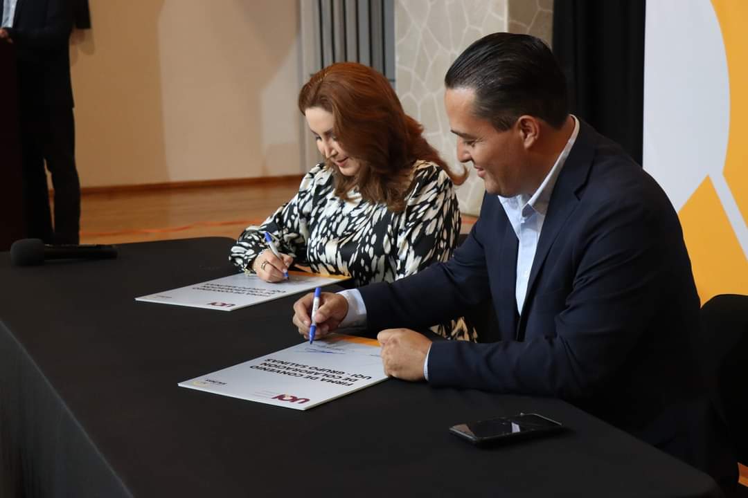 darandac's tweet photo. Firma de Convenio con @UNIVERSIDADQUE1 y @gruposalinas https://t.co/bDtpCOAe2d