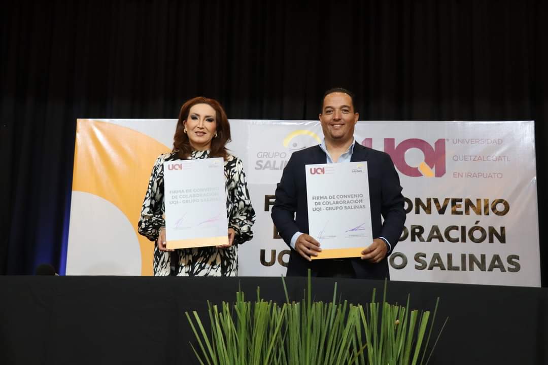 darandac's tweet photo. Firma de Convenio con @UNIVERSIDADQUE1 y @gruposalinas https://t.co/bDtpCOAe2d
