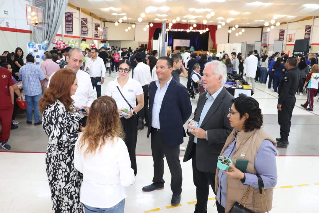 darandac's tweet photo. Firma de Convenio con @UNIVERSIDADQUE1 y @gruposalinas https://t.co/bDtpCOAe2d