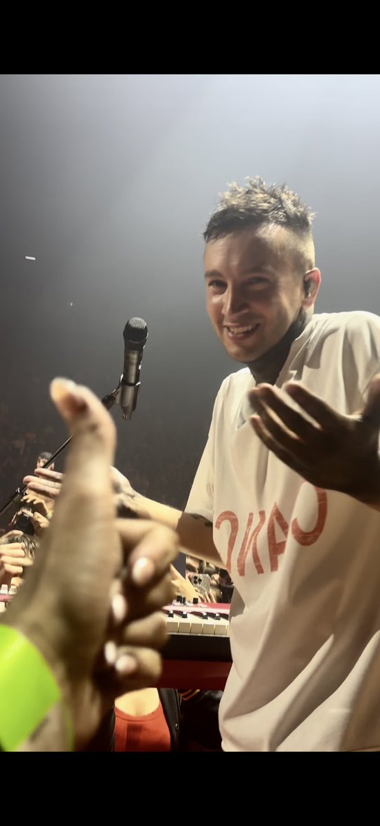 we're literally besties <a href="/tylerrjoseph/">tyler jøseph</a> 
(me when i'm being delulu)