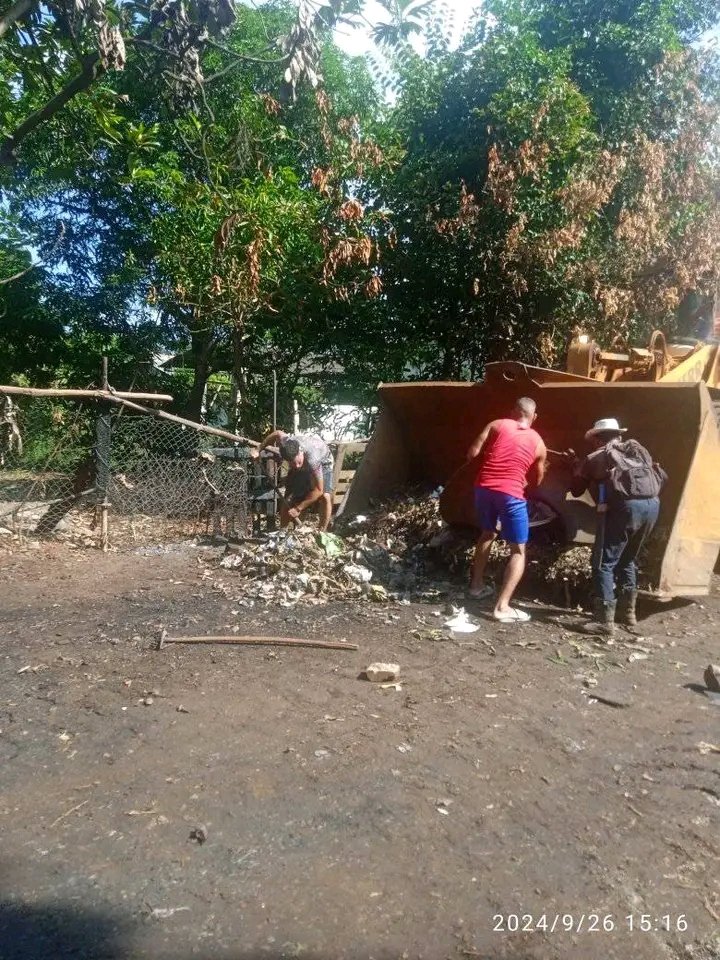CDR_Moa's tweet photo. El #CDR no 7 y 8 de la zona 89 del municipio de #MOA apoyan la recogida de desechos sólidos en el reparto armando mestre, con el apoyo de los vecinos de la comunidad
#MoaPrimeraporelTrabajo 
#CDRCuba 
#HolguinSi https://t.co/PWxjVaJ1jb