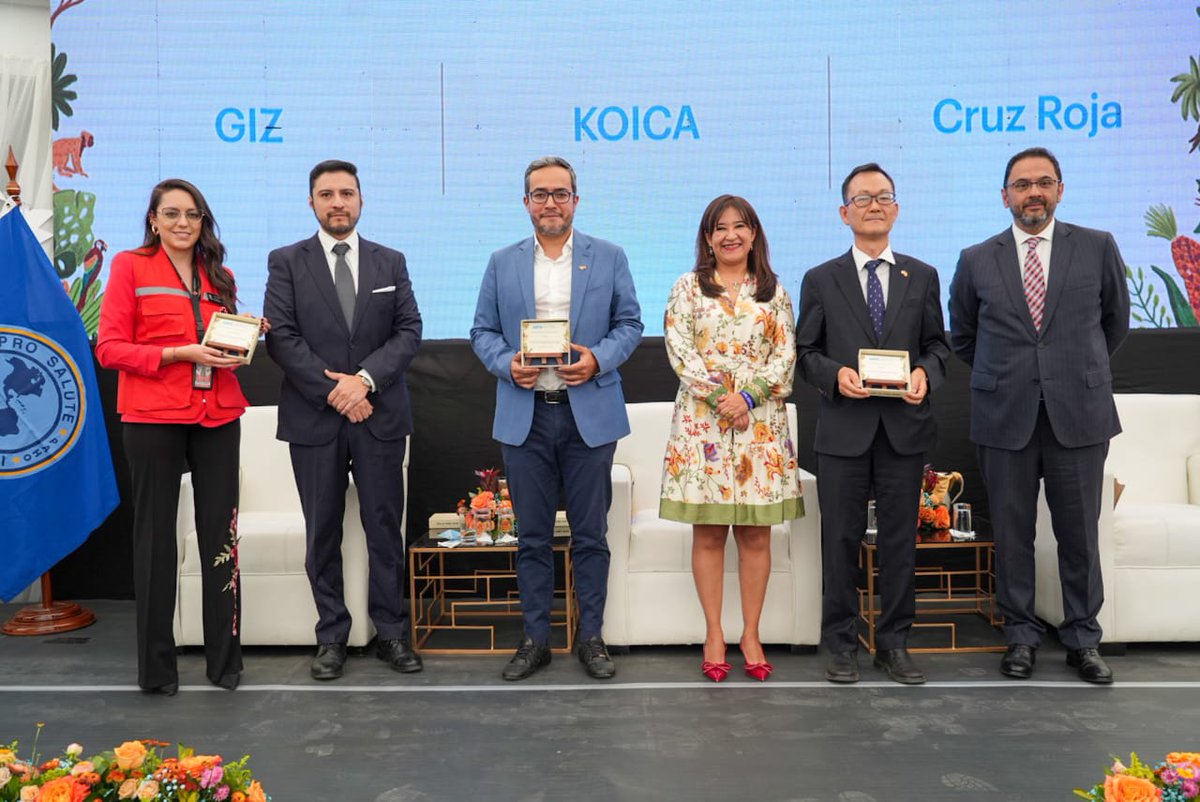 Asimismo, <a href="/OPSECU/">Eigen Layer Foundation</a> reconoció a <a href="/USembassyEC/">US Embassy Ecuador</a>, <a href="/CanadaEcuador/">Canada in Ecuador</a>, <a href="/AlemaniaQuito/">Embajada Alemana ECU</a>, <a href="/GIZEcuador/">GIZ Ecuador</a>, <a href="/cruzrojaecuador/">Cruz Roja Ecuatoriana</a>, <a href="/EcuadorKoica/">KOICA Ecuador 에콰도르사무소</a>, <a href="/AgendaCAF/">CAF</a> y a <a href="/ONUecuador/">La ONU en Ecuador</a> en representación de las agencias de Naciones Unidas.