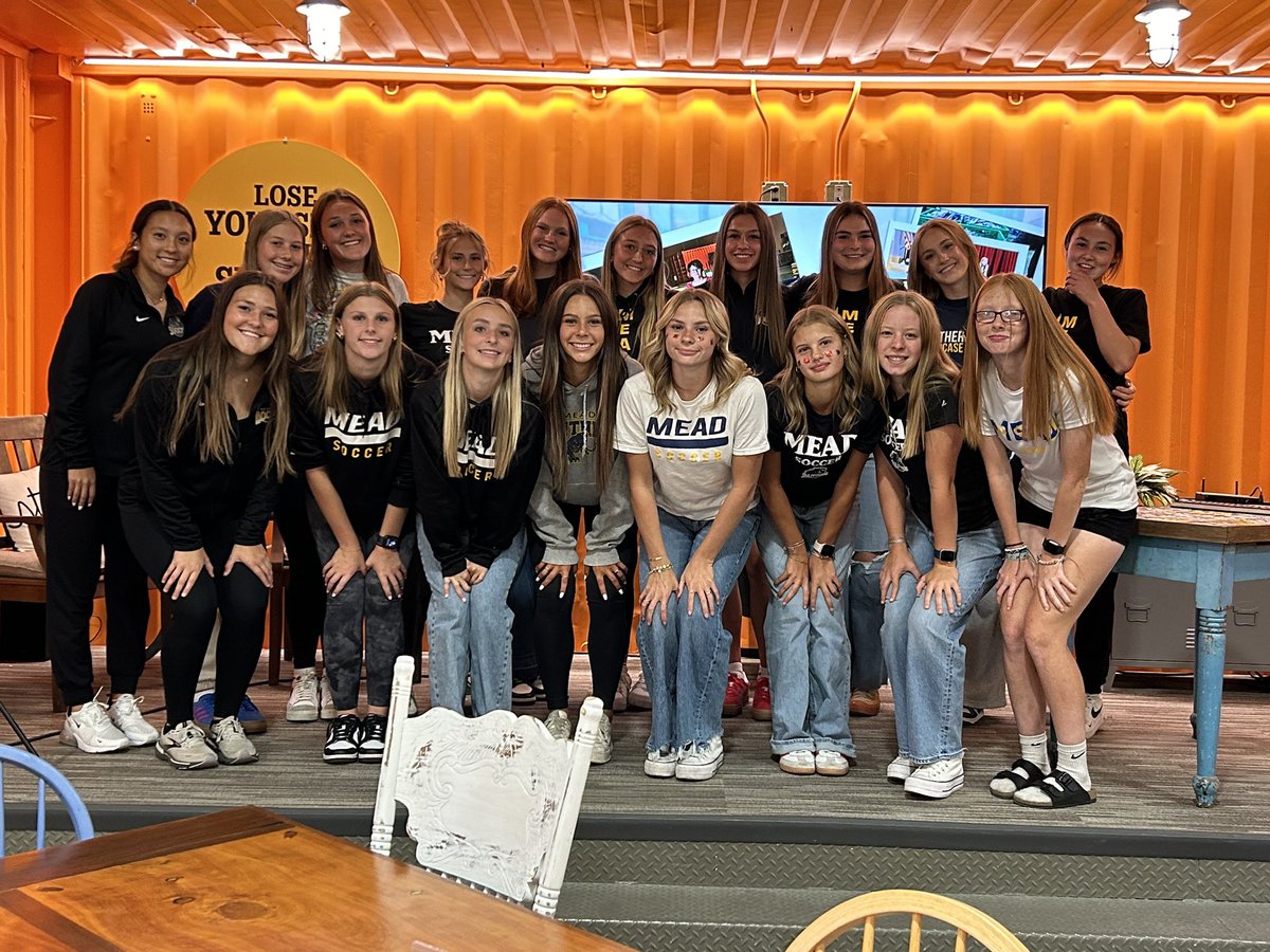kross1414's tweet photo. ⚽️ Mead girls soccer spending quality time together while supporting the community by volunteering at the Second Harvest Food Bank. 🌾 
@MEAD_ATHLETICS 
@MeadHighSchool https://t.co/MkXEvaBxbJ