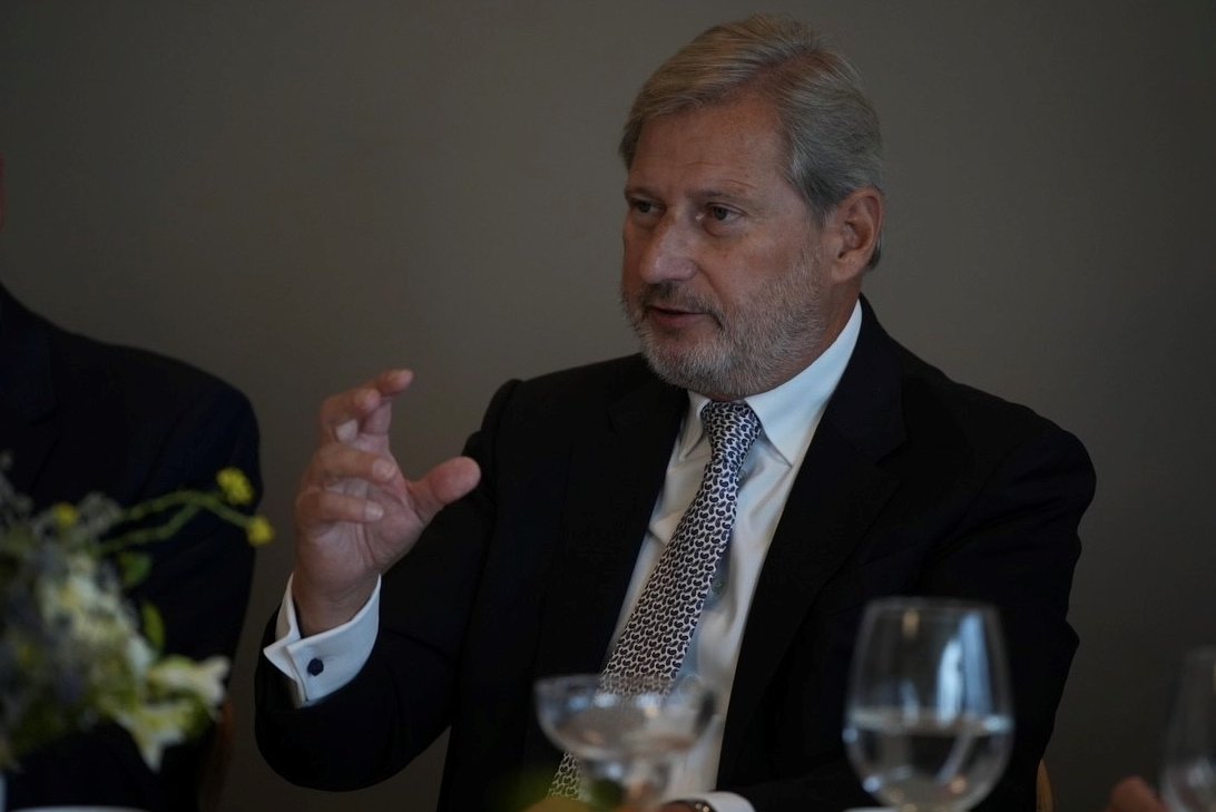 UEenPeru's tweet photo. Comisario de Presupuesto y Administración de la Comisión Europea, Johannes Hahn, realizó misión en Perú para presentar los Eurobonos
👉 Lee la nota completa aquí: https://t.co/YgLnqp0xaj https://t.co/qwfgOxiiZE