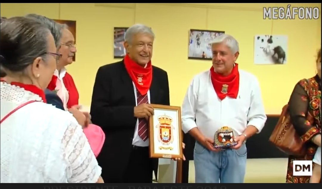AnAloNgi's tweet photo. @callejon_114 Pero hace un tiempo amlo feliz de la vida y orgulloso, en Ampuero (España) recibiendo el reconocimiento de la Villa, por su abuelo Español, "diciendo amlo que Cantabria es una de la regiones más bellas del mundo" y rodeado de algunos de sus familiares Españoles. https://t.co/fDyqx3SX8t