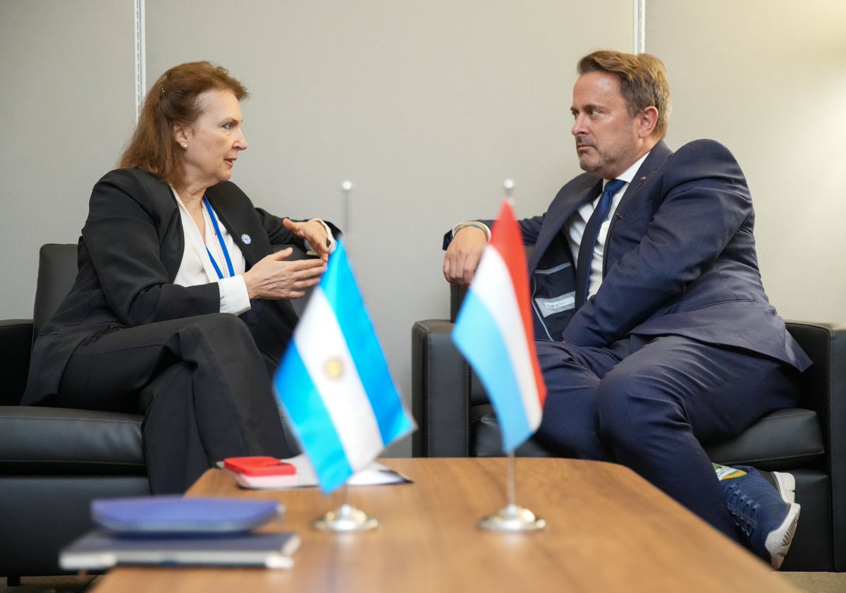 Cancilleria_Ar's tweet photo. La Canciller Mondino continuó con las reuniones bilaterales en el marco de la 79ª Asamblea General de las Naciones Unidas 

Como parte de su agenda diplomática en el marco de la 79ª Asamblea General de las Naciones Unidas, la Canciller Diana Mondino se reunió en la tarde de hoy, en Nueva York, con el Secretario General de la Liga de los Estados Árabes y con sus pares de Luxemburgo 🇱🇺, Belice 🇧🇿, la República Helénica 🇬🇷 y los Emiratos Árabes Unidos 🇦🇪.

📎 https://t.co/ANsTqT0lwe