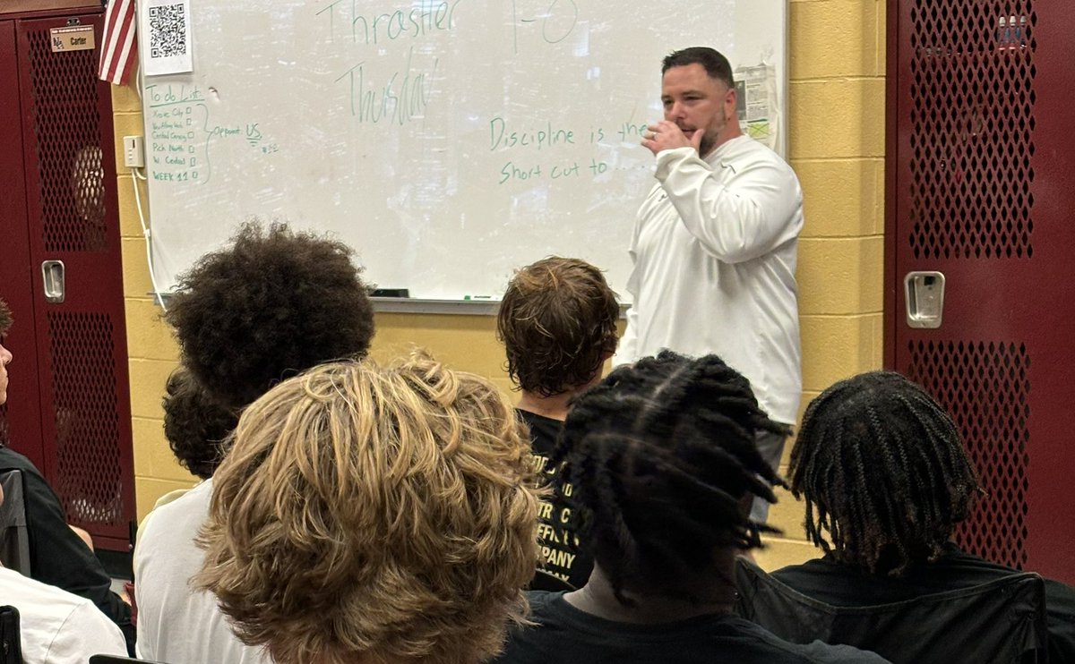 350by50_CoachBF's tweet photo. The @NewAlbanyFB want to thank @AaronCassady of @radiogameday for coming in and talking to our team today. “Discipline is the shortcut in life” “The past doesn’t dictate your future”. More importantly want to thank him for all he does for the athletes at NA! https://t.co/0Yn0c1SlN8