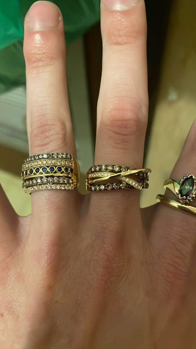 902anderson's tweet photo. 4 down 6 to go 🤷🏼‍♀️💎🤑 I will have a LeVian on every finger eventually https://t.co/argJSGlVDJ