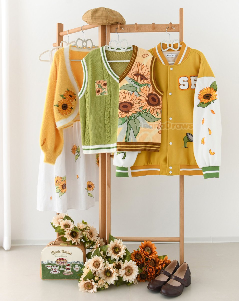 JeanaDraws's tweet image. here comes the sun ☀️ all new sunflower garden collection coming SOON! 🌻✨
