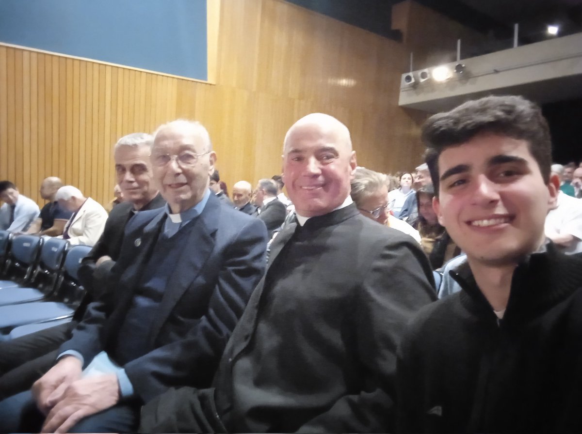En la presentación del documental "Dios en las trincheras", con el testimonio del padre Vicente Martínez Torrens, Capellán de Malvinas; uno de los 21 sacerdotes que participaron de la Gesta, y que aún está entre nosotros. ¡Gloria a Dios! ¡Gracias, Señor, por tus Sacerdotes!