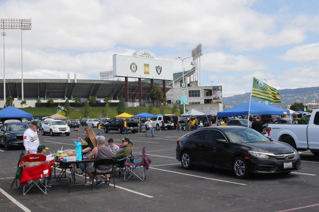 SeanDoBaseball's tweet image. 2018, glad we got to go @EdsDoBaseball 

We had beers with strangers, got free tickets from strangers and watched a walk-off win! Oakland A’s forever!