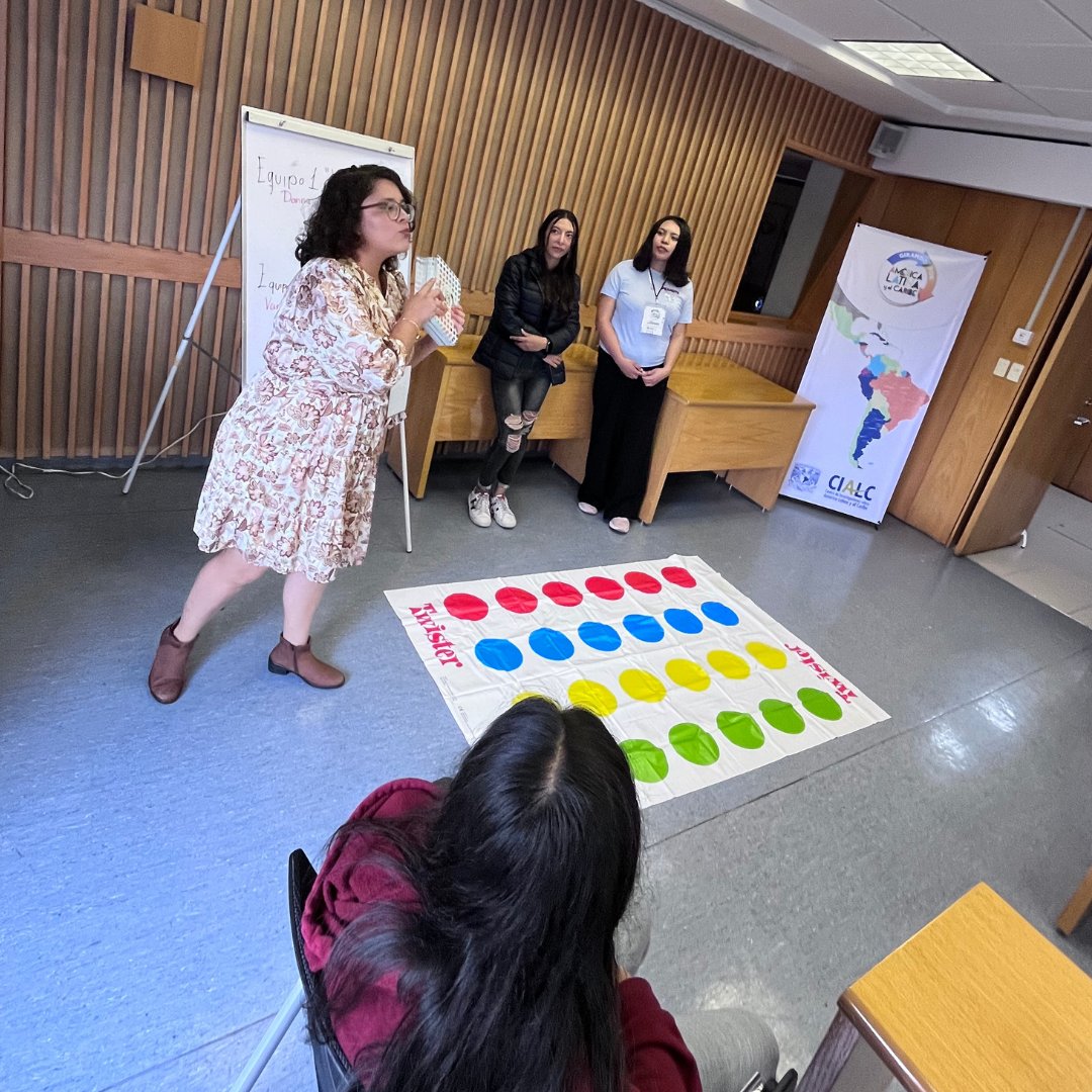 DGDH_UNAM's tweet photo. 🌎 Hoy estuvimos en el @CIALCUNAM en el recorrido que tuvieron estudiantes de la @enp_unam #Prepa2 en sus instalaciones.
👩💻👨💻Conversaron con investigadoras e investigadores, se acercaron a los temas de estudio mediante actividades lúdicas y visitaron la biblioteca del #CIALC.📚 https://t.co/Li0SouJrn1