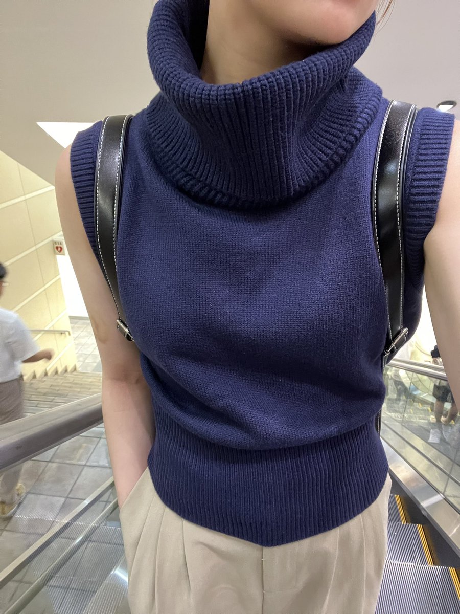 ayk200088's tweet photo. ずっと悩んでることがあるんですけど、このタイプの服ってどの季節に着ればいいんですか？ちなみに今日着るのは違ったみたいです、めちゃくちゃ肌寒いです。 https://t.co/kIr8aZAvMe