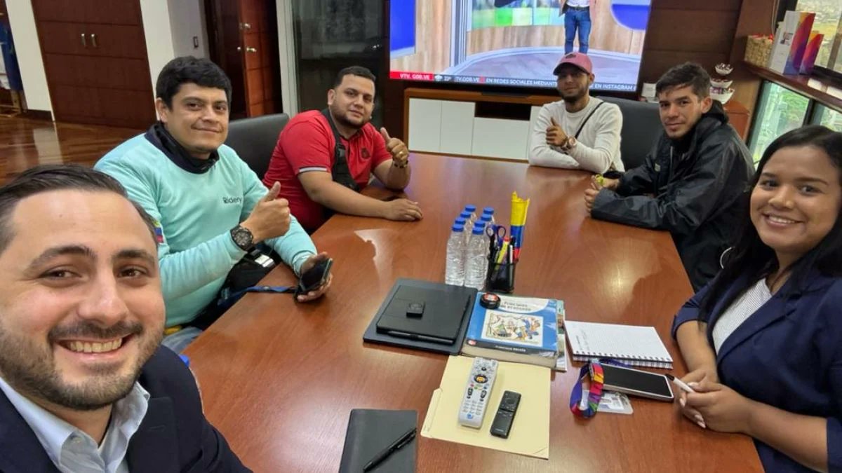 ConElMazoDando's tweet photo. #MásAmenazasMásRevolución | Este jueves un grupo de mototaxistas 🏍️ que hacen vida en Plaza Venezuela, se reunieron con el presidente del Banco Digital de los Trabajadores (BDT), Sergio Lotartaro, en atención a conocer los recaudos y trámites para la obtención de un crédito 💰 destinado a la adquisición de motos propias.

Este encuentro forma parte de las acciones que promueve el Gobierno Bolivariano que lidera el presidente Nicolás Maduro (@NicolasMaduro), para brindar oportunidades 🤝 de financiamiento a nuevos emprendedores y al Pueblo trabajador.

La reunión con el presidente de la institución financiera del Estado, se suscitó luego del encuentro que estos jóvenes sostuvieron con el vicepresidente de Política, Seguridad Ciudadana y Paz, Diosdado Cabello Rondón (@dcabellor), quien durante un recorrido para verificar el despliegue de seguridad en Caracas 👮‍♂️👮‍♀️, se acercó para saludarles y pudo conocer de la situación de estos trabajadores quienes agrupados bajo el nombre de Fuerza Motorizada Nocturna 🛵 le informaron que laboraban con motos alquiladas, las cuales cancelaban por día.

Ante esto, el también ministro para Relaciones Interiores, Justicia y Paz se comunicó con el presidente del BDT para informarle sobre el caso y prestarse como fiador para que este grupo de mototaxistas, compuesto por 35 trabajadores, pudieran acceder a un crédito para la adquisición de su herramienta de trabajo.

"A mí se me ocurrió una brillante idea para ponerla en práctica, que tú les des un crédito y yo soy el fiador 🙋‍♂️ a este grupo de muchachos🧍‍♂️🧍‍♀️🧍. Son 70 dólares mensuales. Ok está bien", expresó Cabello al comunicarse vía telefónica con Lotartaro en horas de la madrugada de este jueves.

#26sep
