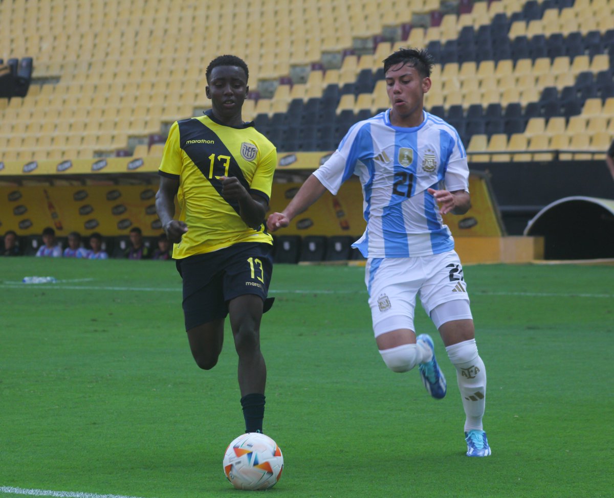 Argentina's tweet photo. 🏆#Sub15 

⚽ Esta tarde, el Seleccionado conducido por Diego Placente igualó 2 a 2 frente a su par de Ecuador 👉 https://t.co/2OYm4vzdjR

📸 Instantes de otro encuentro de preparación de cara al Sudamericano 🌎 https://t.co/P1Fzremkoz