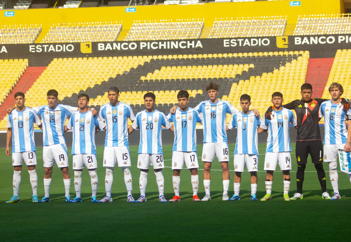 Argentina's tweet photo. 🏆#Sub15 

⚽ Esta tarde, el Seleccionado conducido por Diego Placente igualó 2 a 2 frente a su par de Ecuador 👉 https://t.co/2OYm4vzdjR

📸 Instantes de otro encuentro de preparación de cara al Sudamericano 🌎 https://t.co/P1Fzremkoz