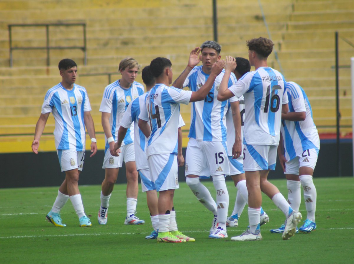 🏆#Sub15 

⚽ Esta tarde, el Seleccionado conducido por Diego Placente igualó 2 a 2 frente a su par de Ecuador 👉 shorturl.at/gW07P

📸 Instantes de otro encuentro de preparación de cara al Sudamericano 🌎