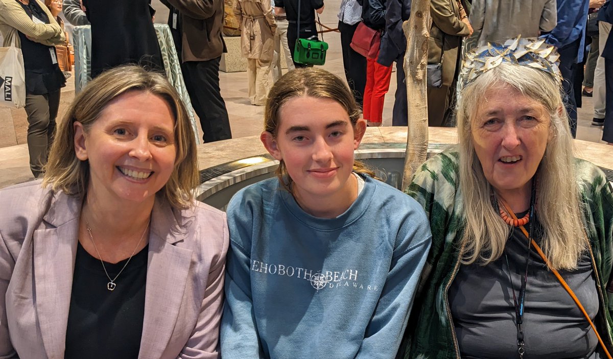 After <a href="/wmarybeard/">mary beard</a>’s fab talk about museums, art, artifacts and the meaning that we make. Thanks for opening the cabinet door for our <a href="/APSCareerCenter/">Arlington Career Center</a> students!