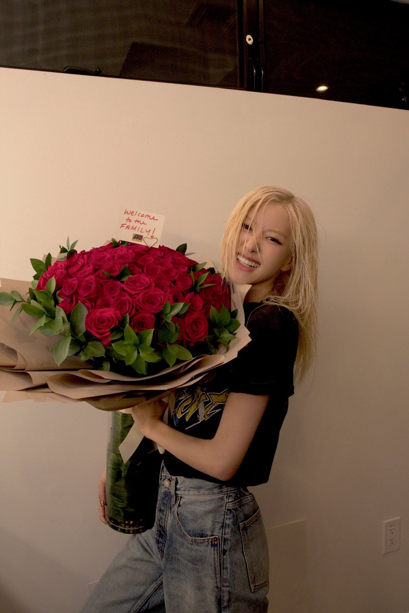 warnermusic's tweet photo. drop a 🌹 for ROSÉ - welcome to the family 💕

cc: @AtlanticRecords https://t.co/syyzyzJLlI