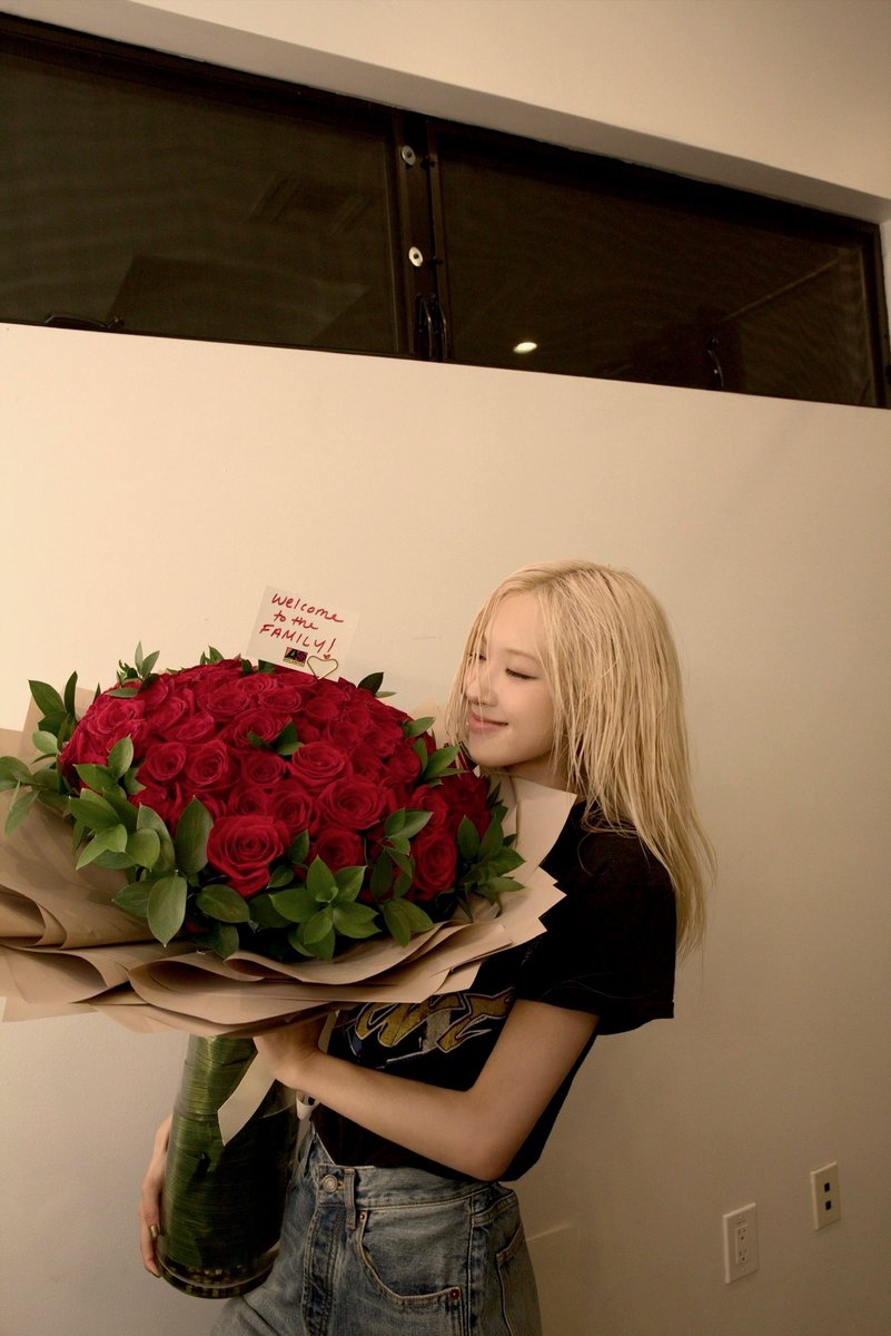 warnermusic's tweet photo. drop a 🌹 for ROSÉ - welcome to the family 💕

cc: @AtlanticRecords https://t.co/syyzyzJLlI