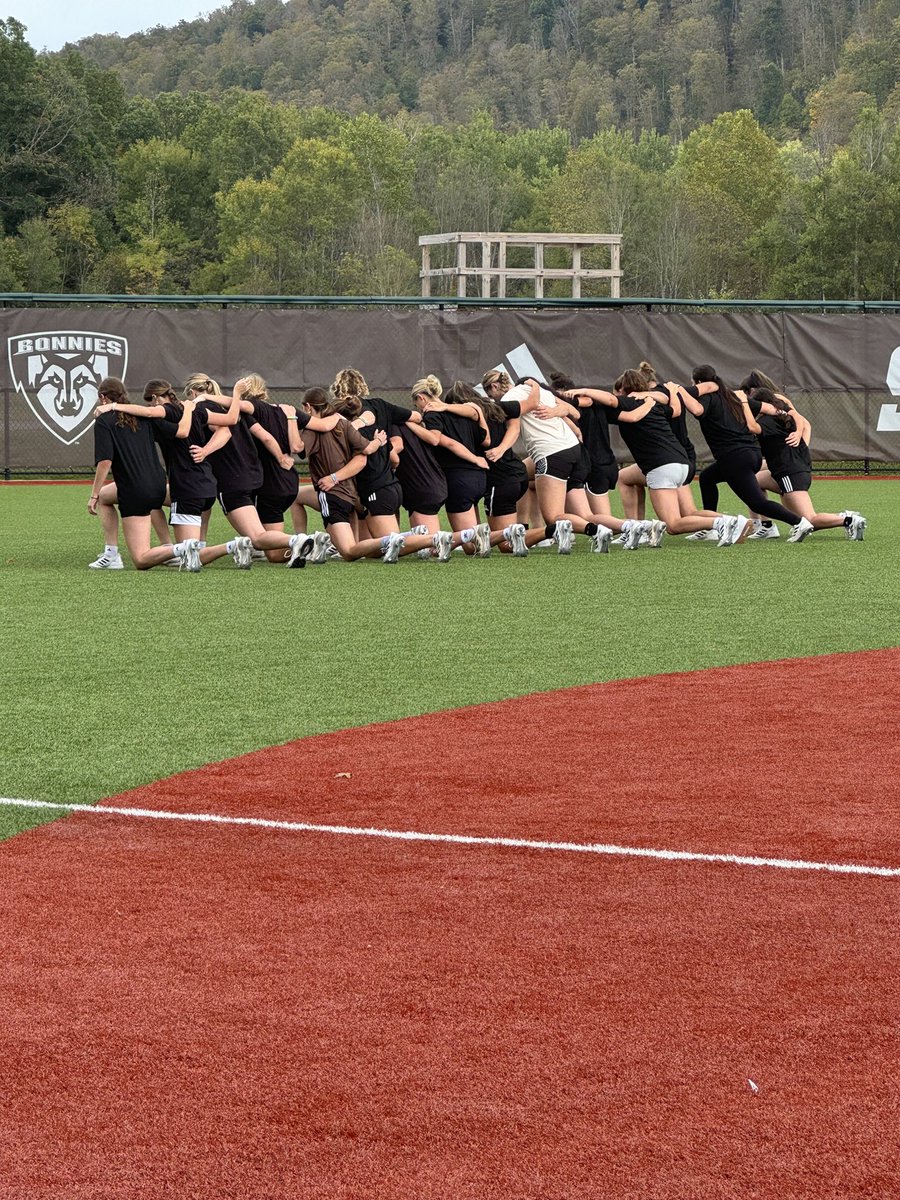 BonniesSoftball's tweet photo. When you work together, nothing can stop you. #lunges https://t.co/4CoM5f4X9I