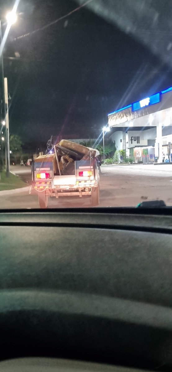 Moritan sacando sus cosas de la casa que compartía con Pampita