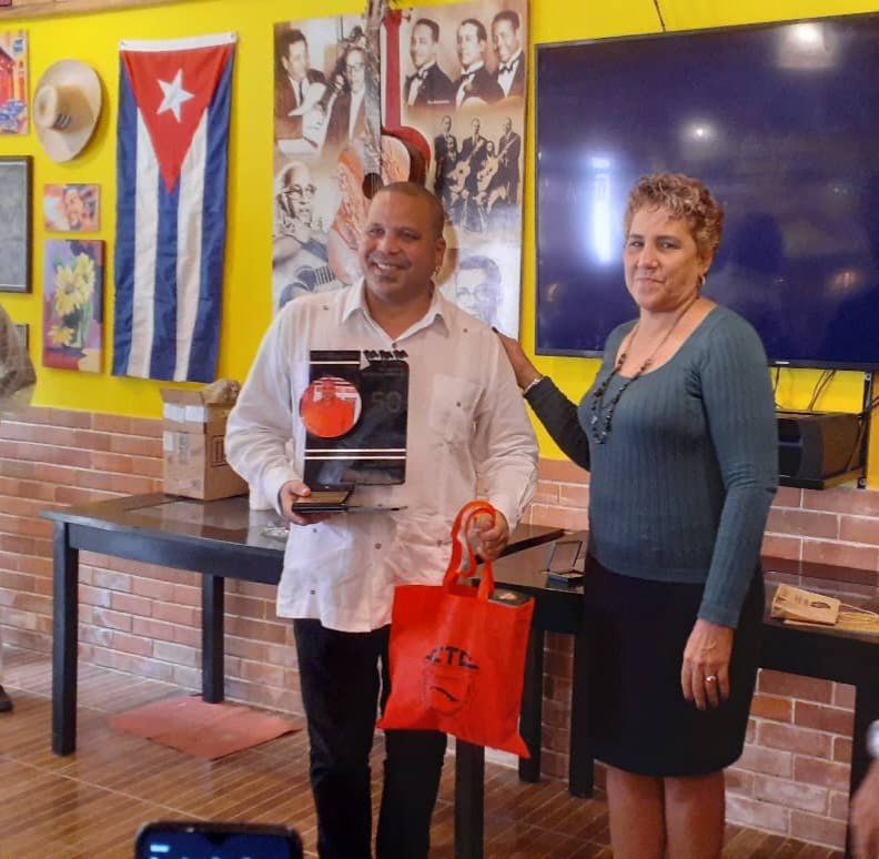 KatiaRodrguezR2's tweet photo. Hasta la semana de la Cultura del municipio Playa y su evento HONRAR HONRA,  llegó el Secretariado de la CTC a reconocer la labor de Arnaldo Rodríguez como músico y miembro del Consejo Nacional de la Organización. #PorCubaJuntosCreamos https://t.co/HNxZPFroI9