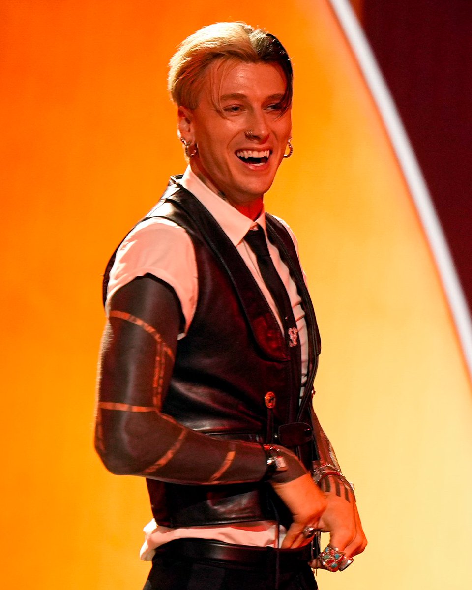 All the feels from <a href="/machinegunkelly/">blonde don</a> 💛 #PCCAs