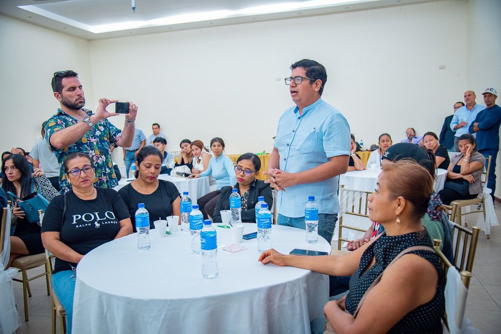 Los sueños de los jóvenes son el motor que puede cambiar el mundo, pero solo si los escuchamos hoy.

En Ecuador, nuestros jóvenes enfrentan desafíos enormes: una educación truncada por la violencia, la falta de cupos y la ausencia de actualización. Un Estado que ignora la grave