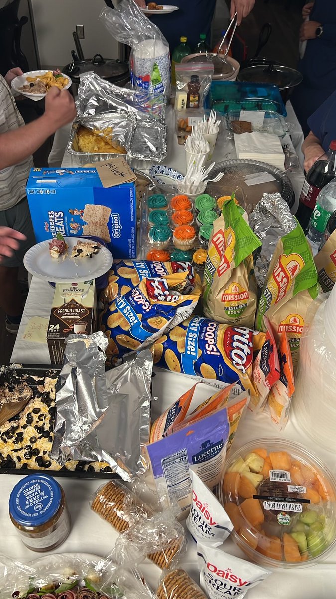 melanieaam_'s tweet photo. Yo ayer presumiendo el potluck en mi trabajo
Yo hoy enferma del estómago https://t.co/Q3ELHVgecM