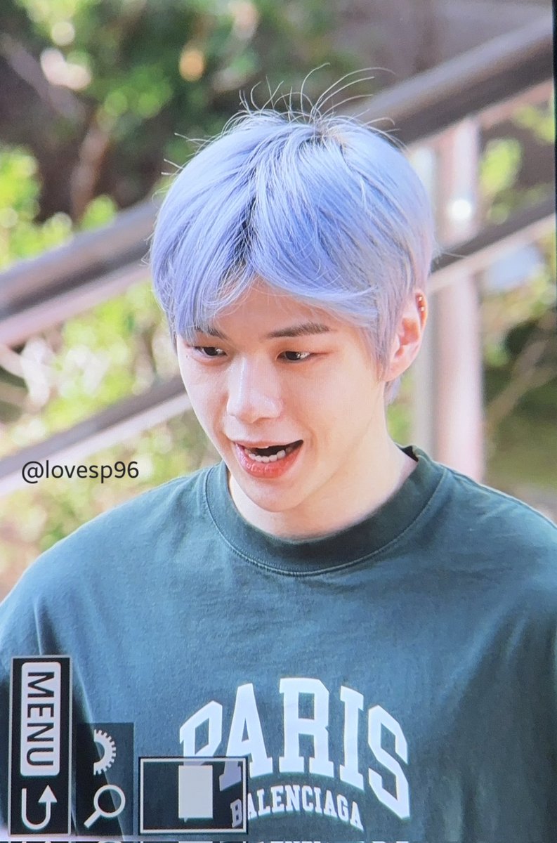 lovesp96's tweet photo. 240927 뮤뱅 중간퇴근

얼굴은 깅인데 왤케 커 ...
#강다니엘 #KANGDANIEL https://t.co/RGHV88rw8T