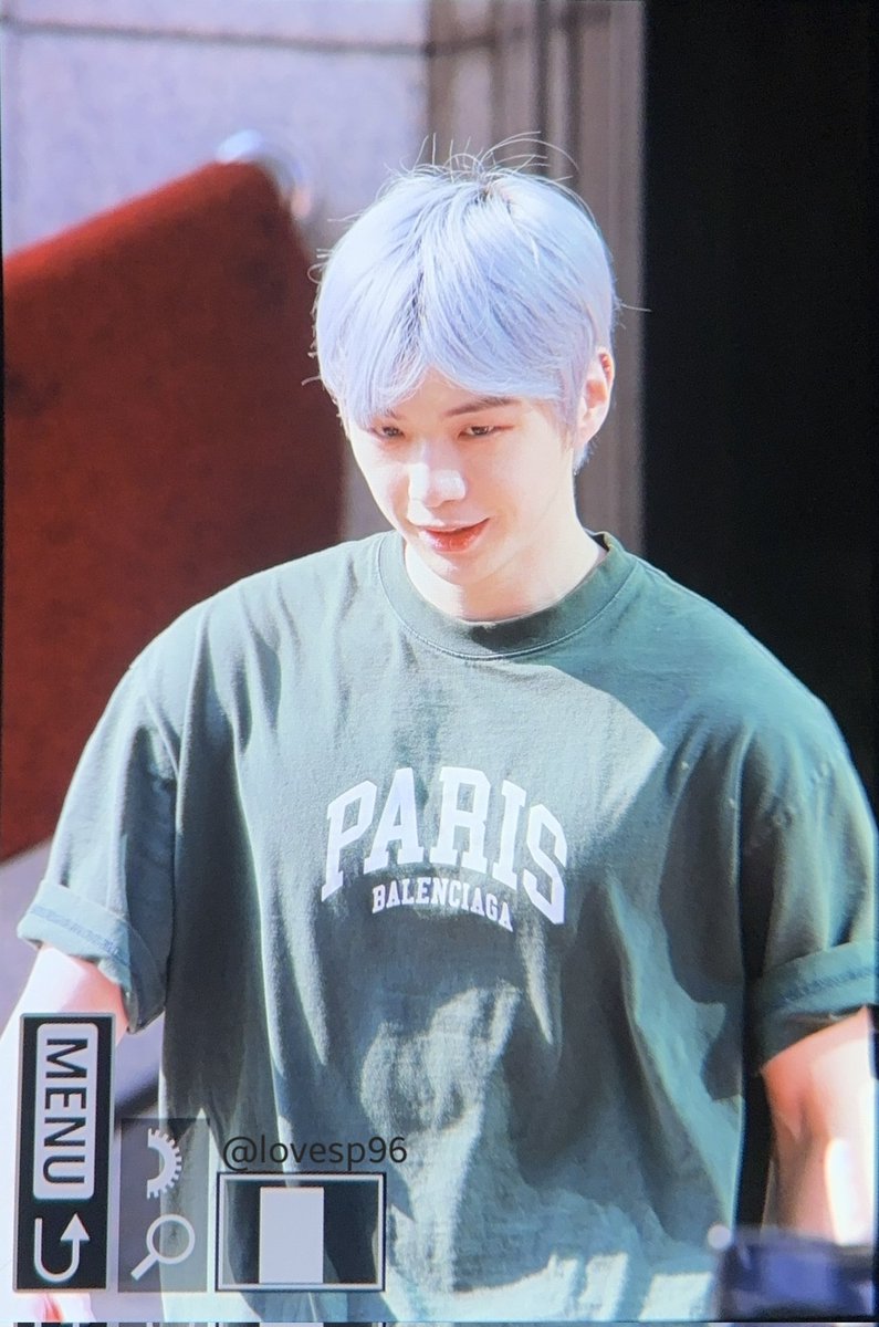 lovesp96's tweet photo. 240927 뮤뱅 중간퇴근

얼굴은 깅인데 왤케 커 ...
#강다니엘 #KANGDANIEL https://t.co/RGHV88rw8T