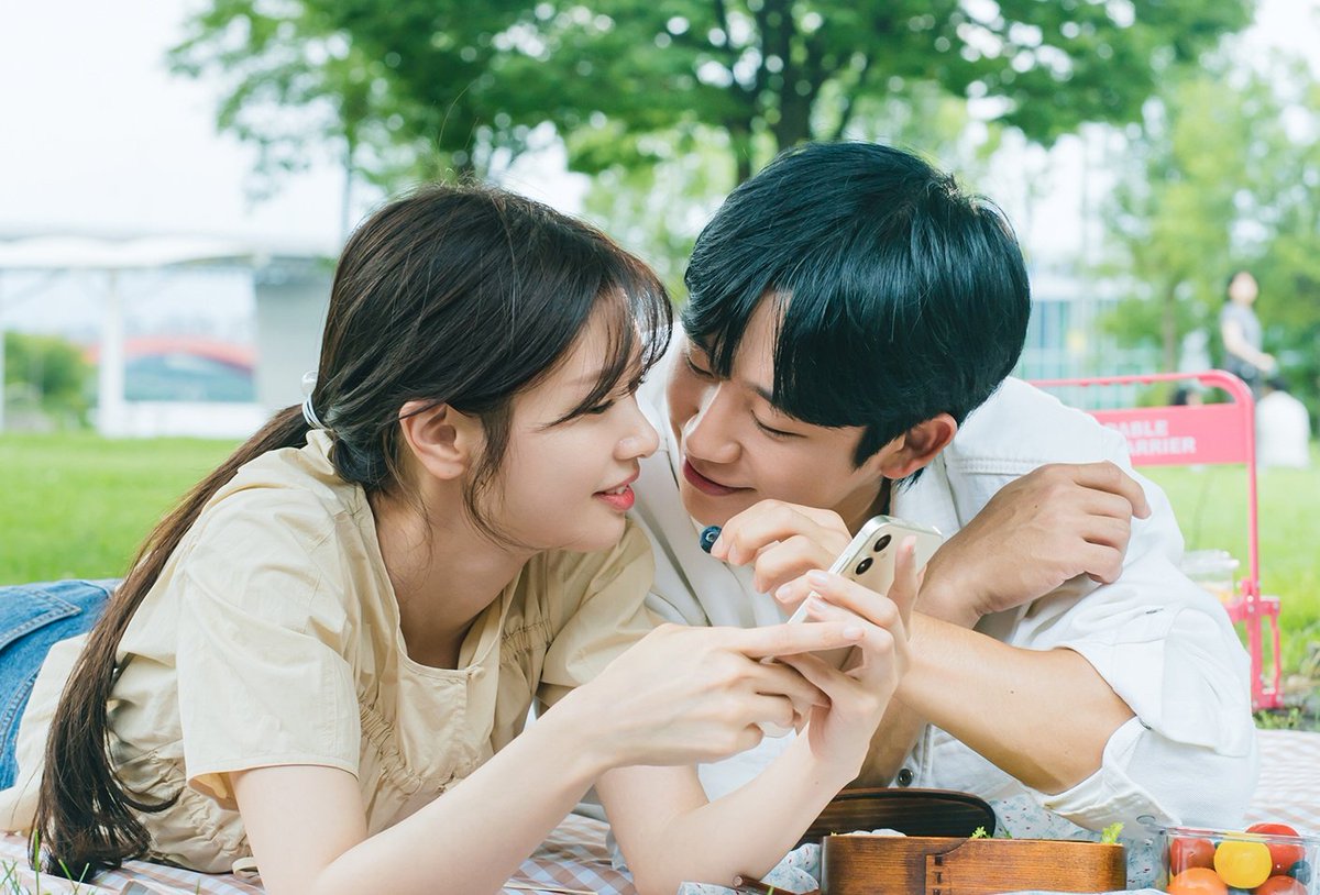 starbeige's tweet photo. they're so annoying 'secretly dating' my foot https://t.co/UqMf1rl9CQ
