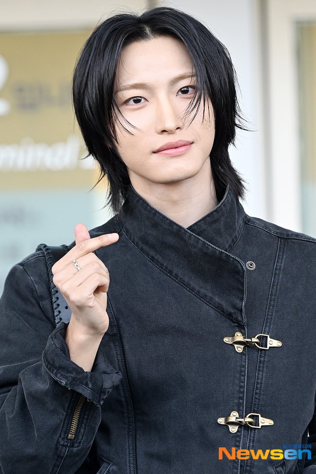 HIS HAIR AND EYEBROWS OHMYGOD

SEONGHWA TO PARIS SS25
#SEONGHWA #성화 #IsabelMarant
#IsabelMarantSS25 <a href="/ATEEZofficial/">ATEEZ(에이티즈)</a>