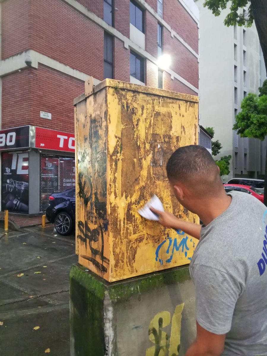 Chacao's tweet image. #26Sept | Más temprano el equipo Duque 24/7 trabajó en la restauración del mobiliario urbano adyacente a la Torre Atrium en El Rosal.

La limpieza y el mantenimiento de nuestros espacios forma parte de las tareas diarias en Chacao.

Sin descanso, #TrabajandoXChacao