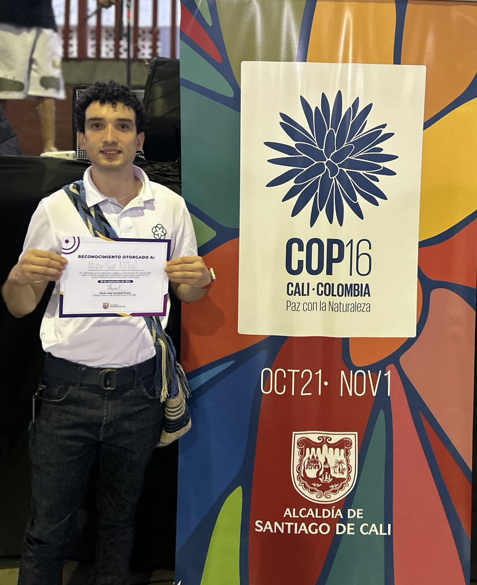 abogadofilosof0's tweet photo. La @AlcaldiaDeCali hizo un reconocimiento a jóvenes de la Plataforma Local de Juventudes y la fundación FloreSer Vital, de la que hago parte, fue reconocida por su liderazgo ambiental. ♻️🌳🦜 https://t.co/JO4exs0kmp