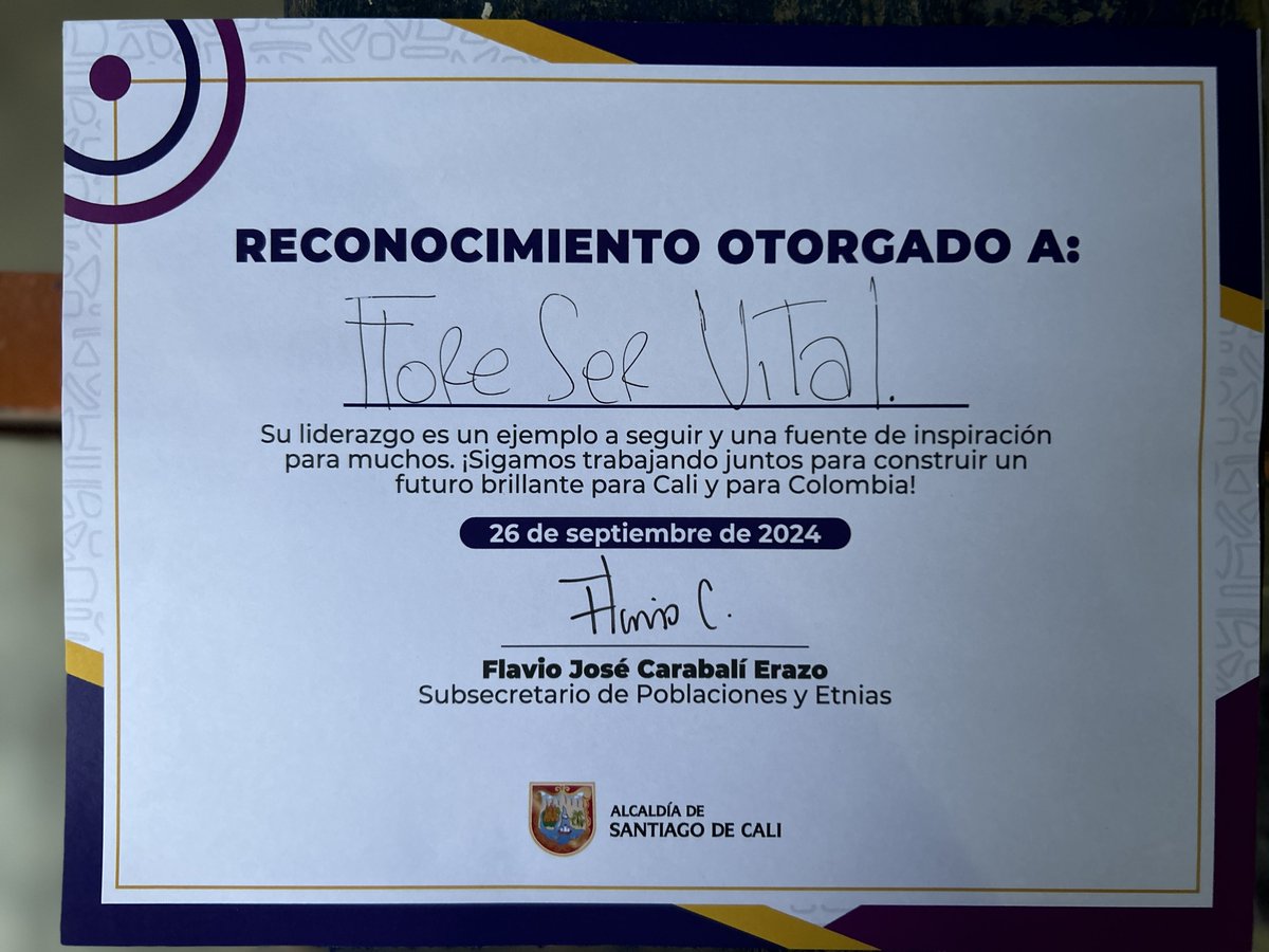 abogadofilosof0's tweet photo. La @AlcaldiaDeCali hizo un reconocimiento a jóvenes de la Plataforma Local de Juventudes y la fundación FloreSer Vital, de la que hago parte, fue reconocida por su liderazgo ambiental. ♻️🌳🦜 https://t.co/JO4exs0kmp