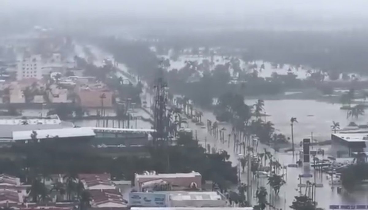 AliciaSalgadoMX's tweet photo. Ni aeropuerto ni carreteras. #Acapulco queda aislado por los daños que ha provocado el huracán #John 🌀 y el puerto se convierte de nuevo en zona de desastre, como ocurrió hace un año con #Otis https://t.co/OdGoAJM5LJ