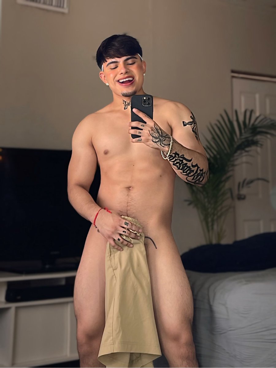 PapiKeen's tweet photo. Deberían normalizar andar desnudos 😸 https://t.co/NQGyfXEvaV