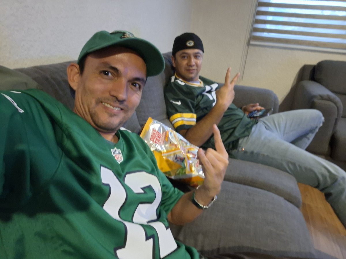 Javoarias's tweet photo. @FOXImpactoNFL #foximpactonfl 

GO BIRDS! 

¿No pueden perder ambos? 🤣 https://t.co/X94U0cZAfr