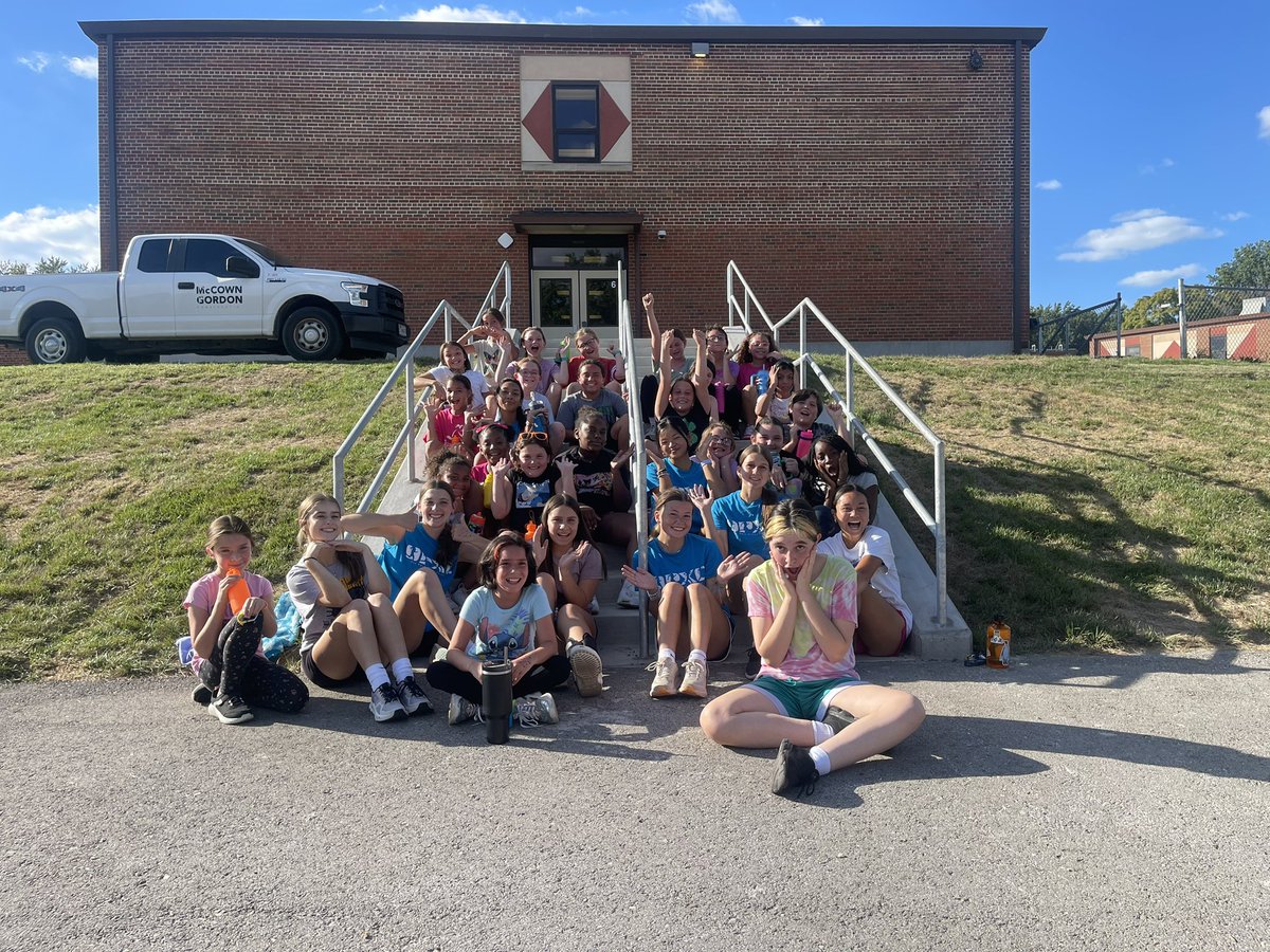 MBRoadrunners's tweet photo. Meadowbrook’s Girls on the Run team had some special guests join their team practice today! The Oak Park High School Girls Cross-Country team came and shared their long distance running knowledge. Thank you to the Cross-Country team for supporting our Meadowbrook girls! https://t.co/b7ruWxRmY5
